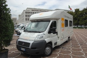 Unit&agrave; mobile oftalmica della IAPB Italia onlus in una piazza di Roma
