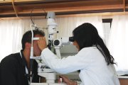 Visita oculistica nella Unità mobile oftalmica della IAPB Italia onlus