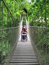 Disabile motorio sul ponte sospeso