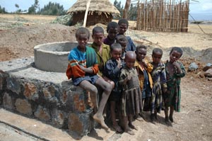Bambini etiopi. La IAPB Italia onlus ha realizzato in Etiopia 113 pozzi per combattere la mortalità e le malattie (in particolare il tracoma)