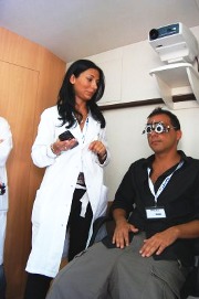 Pazienti con occhiali di prova e oculista