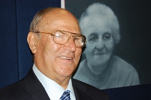 Avv. Giuseppe Castronovo, Presidente della IAPB Italia onlus, di fronte a un ritratto di Adam Hahn