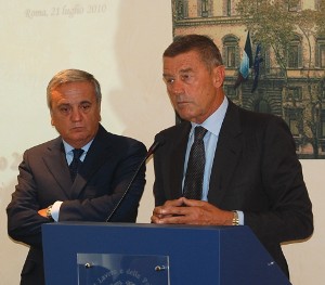 Il Ministro della Salute Ferruccio Fazio (a destra) e il Ministro del Lavoro Maurizio Sacconi