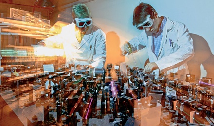 Esperimento con laser per ottenere una modifica strutturale della rodopsina (fotoisomerizzazione), proteina che sta alla base del funzionamento dei bastoncelli (Fonte: Chemical and Engineering News). Nella foto: Christian Manzoni e Dario Polli