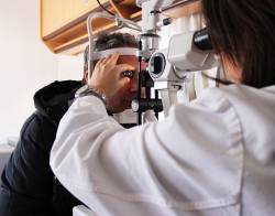Controllo oculistico per individuare il glaucoma effettuato gratuitamente dalla IAPB Italia onlus