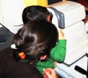 bambino con la madre ad un controllo oculistico in una Unità mobile oftamica della IAPB Italia onlus