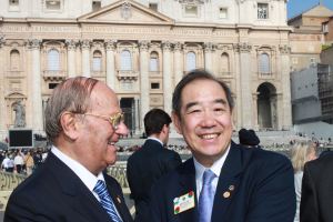 Da sinistra l'avv. Giuseppe Castronovo (Presidente della IAPB Italia onlus) e Wing-Kun Tam (Presidente del Lions Clubs International)