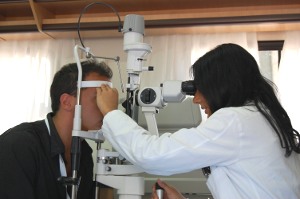 Check-up oculistico a bordo di una unità mobile oftalmica