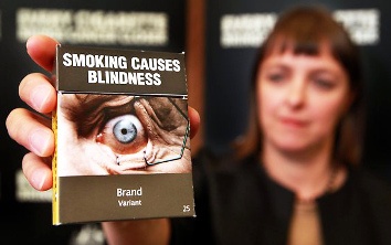 Le avvertenze grafiche sui pacchetti di sigarette in Australia e Irlanda prevedono anche la dicitura