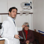 Controllo della acutezza visiva con occhialini di prova a bordo di una Unità mobile della IAPB Italia onlus (Roma, 11 marzo 2014)