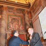 Il Presidente della IABP Italia onlus Giuseppe Castronovo stringe la mano al Presidente del Senato della Repubblica Schifani (Palazzo Giustinani, Sala Zuccari, 12 ottobre 2011)