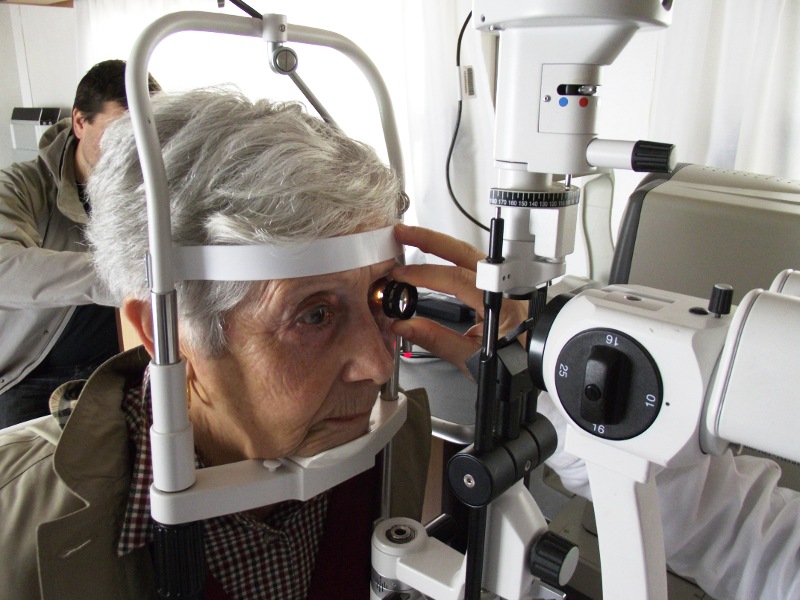 Signora anziana si sottopone a un controllo oculistico gratuito (Roma, 16 maggio 2011)