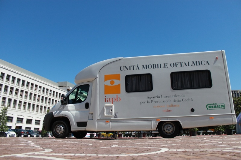 Unità mobile oftalmica della IAPB Italia onlus di fronte al Palazzo dei Congressi (Roma Eur)