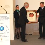 Il Prof. Ahmed Trabelsi (Tunisia) riceve il Premio internazionale G. B. Bietti della IAPB Italia onlus per mano del Ministro della Salute Ferruccio Fazio