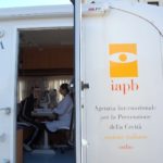 Controllo oculistico gratuito nel camper oftalmico della IAPB Italia onlus. Roma Trastevere, 23 febbraio 2010