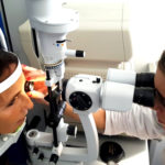 Controllo del fondo oculare a bordo di un'Unità mobile oftalmica della IAPB Italia onlus
