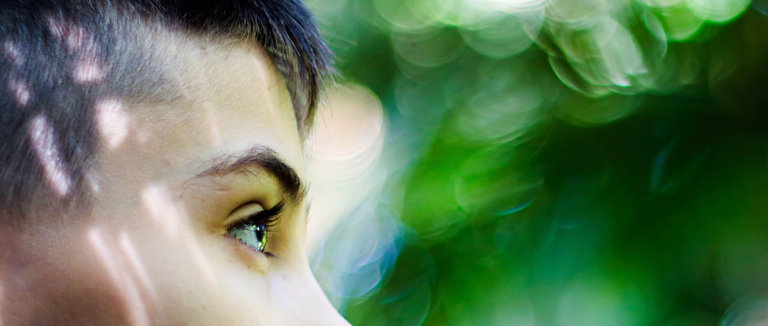 close up occhio di una persona immersa nel verde