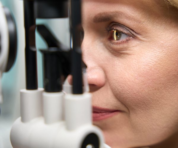 glaucoma: donna che fa un controllo visivo