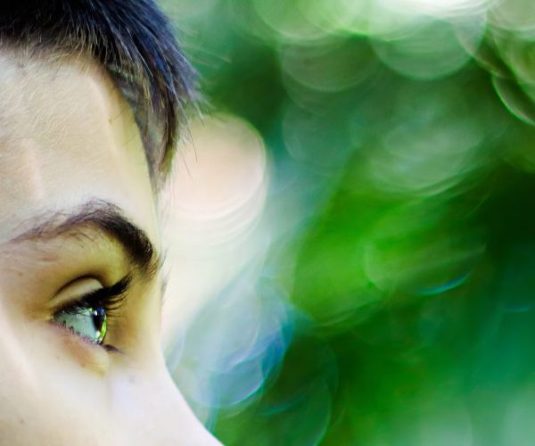 close up occhio di una persona immersa nel verde