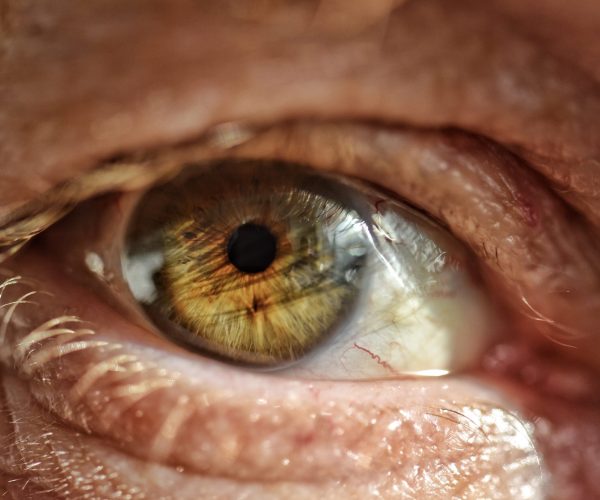 occhio verde di uomo