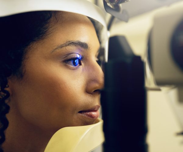 test oftalmologico su donna